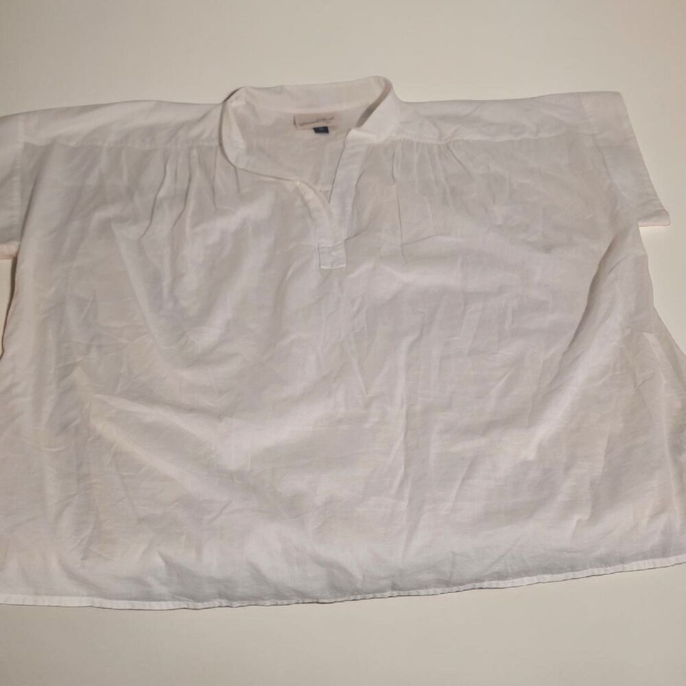 Universal Thread/Women's White Blouse/ Short Sleeve Split Neck Lightweight Top